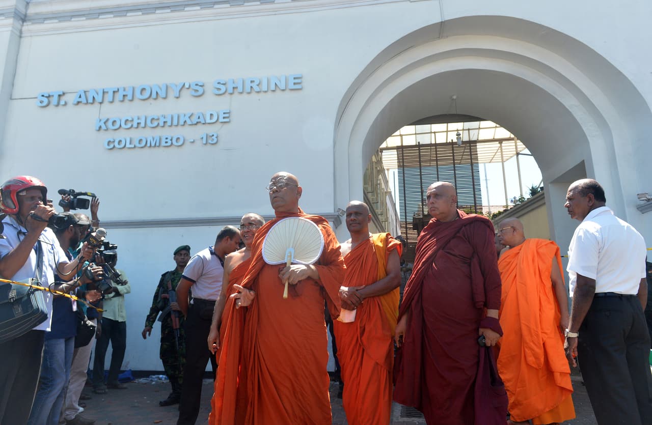 Un grupo de monjes budistas visita el santuario en señal de respeto por las víctimas, pertenecientes a la minoría católica de esta nación asiática.