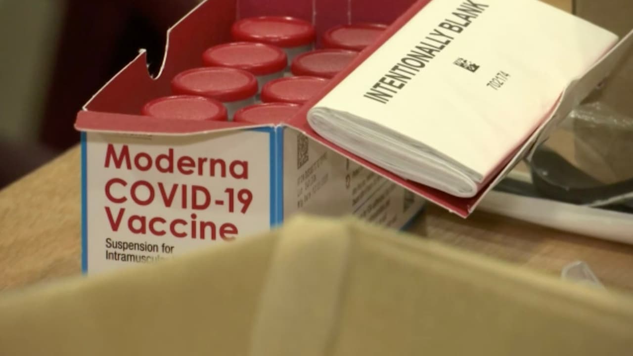Ambos especialistas coinciden 
<b>en que aquellas personas que no han querido ponerse la <a href="https://www.univision.com/local/houston-kxln/coronavirus-vacuna-houston-joseph-varon-texas">tercera vacuna</a> argumentan que le tienen miedo a los efectos secundarios.</b>