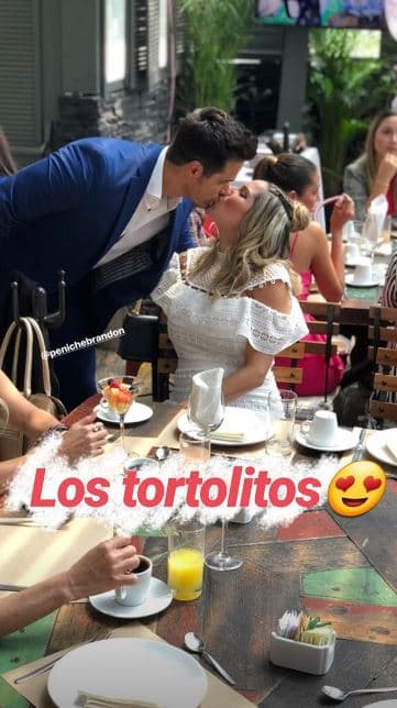 <b>Brandon llegó de sorpresa </b>para besar a su esposa y llevar su propio regalo a la reunión.