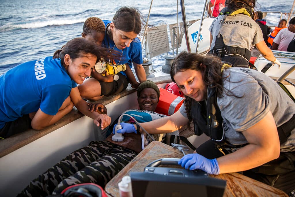 Dos barcos con inmigrantes desafían al gobierno italiano y atracan en Lampedusa