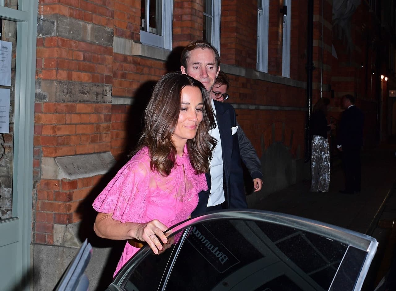 Pippa Middleton, hermana de la duquesa de Cambridge, asistió con su esposo James Matthews.