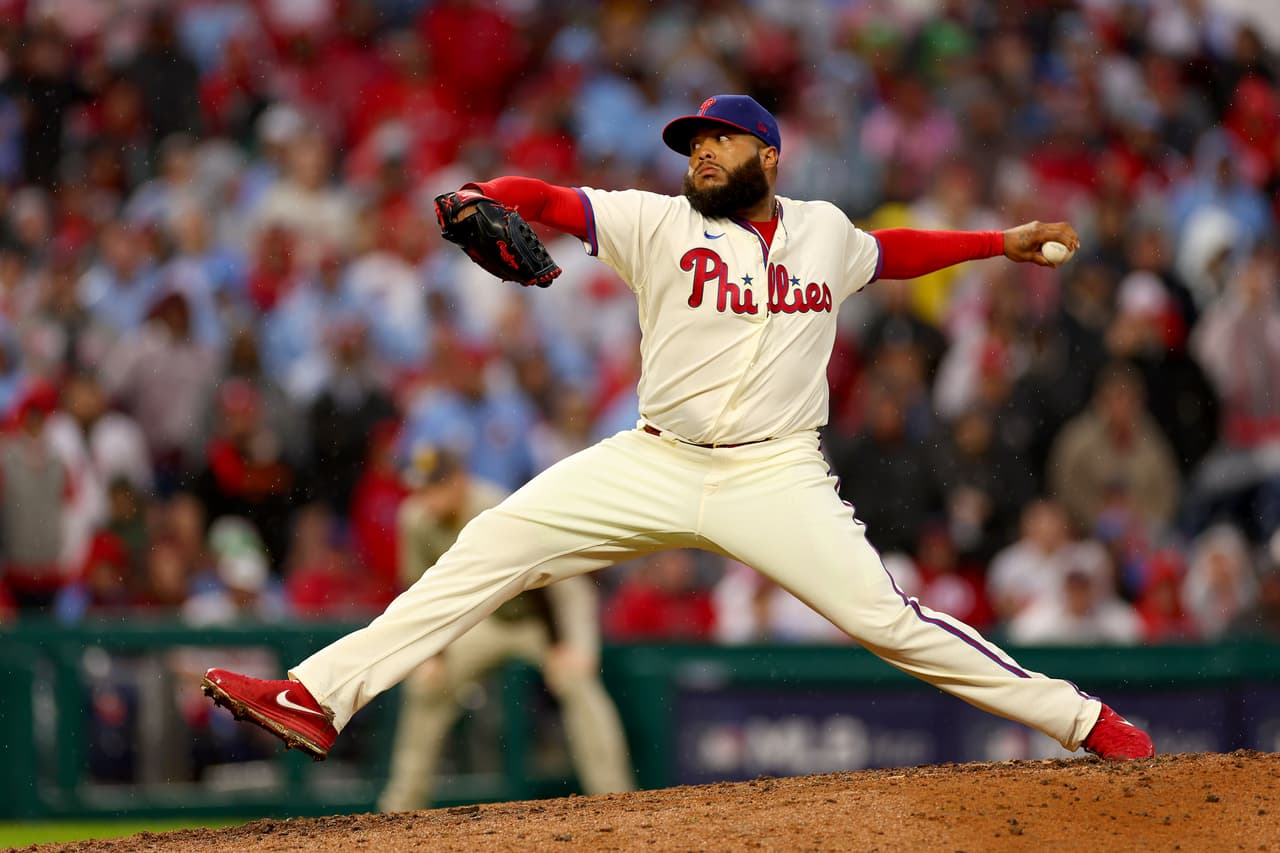 José Alvarado #46 lanza un lanzamiento durante la octava entrada contra los Padres de San Diego en el quinto juego de la Serie de Campeonato de la Liga Nacional.