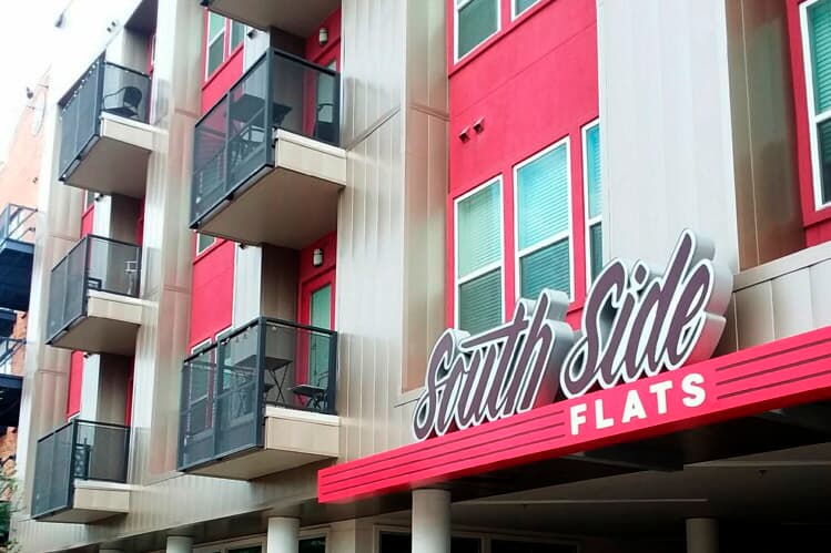 De acuerdo con una orden de arresto, la oficial alega que la vivienda estaba oscura y vio una silueta en el interior, dio varias órdenes y, cuando no le obedecieron, disparó creyendo que era un intruso. Llamó al 911 y, cuando encendió las luces, se dio cuenta que no era su apartamento.