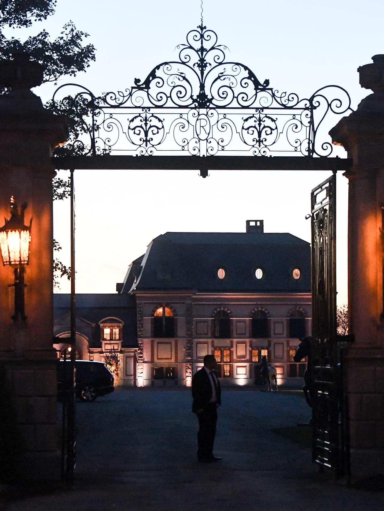 Tras tomar sus votos, la pareja ofreció una recepción dentro de un elegante salón del castillo Belcourt.