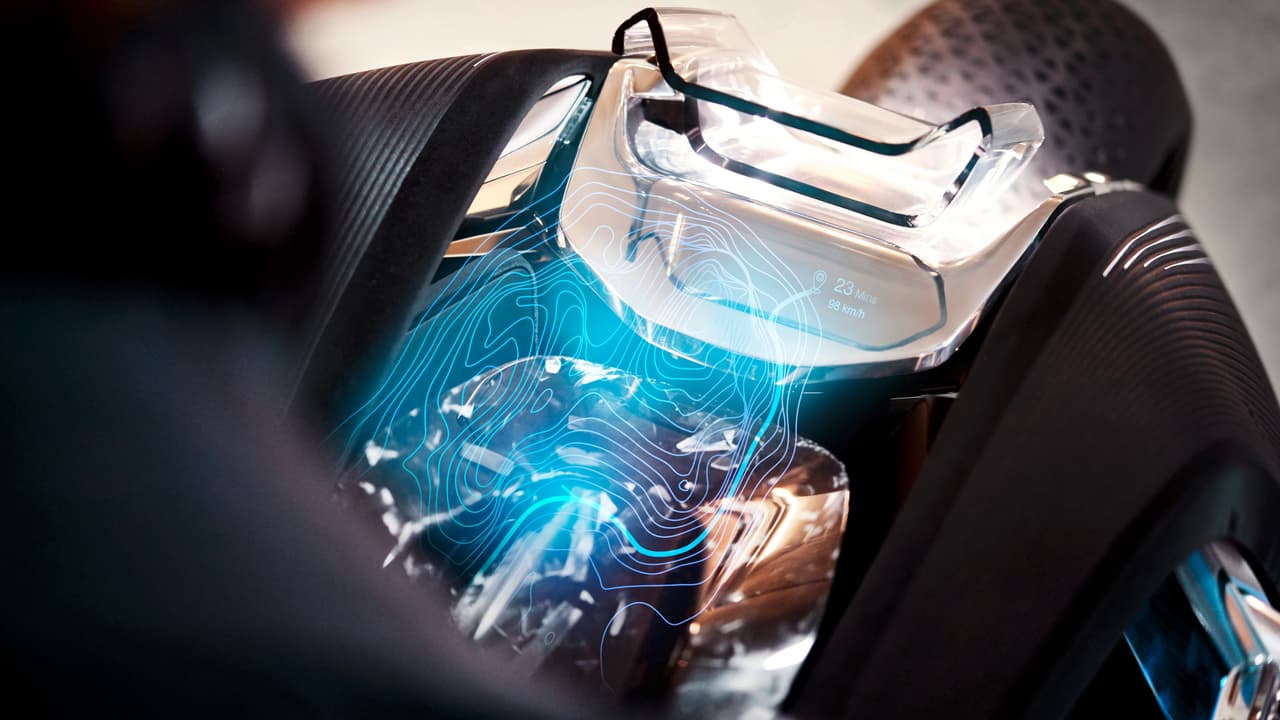 Esta motocicleta propone un concepto que cambia los fundamentos tradicionales del motociclismo, apoyándose mucho en tecnología de realidad virtual.
<br>