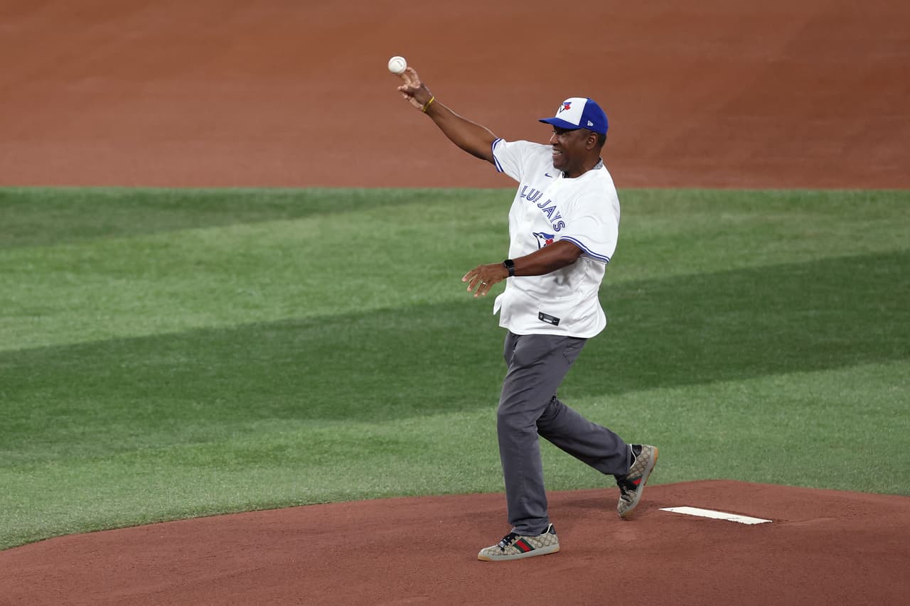 El legendario Joe Carter lanzó la primera bola; es autor de uno de los HR más icónicos en la historia de la Serie Mundial de las Grandes Ligas.