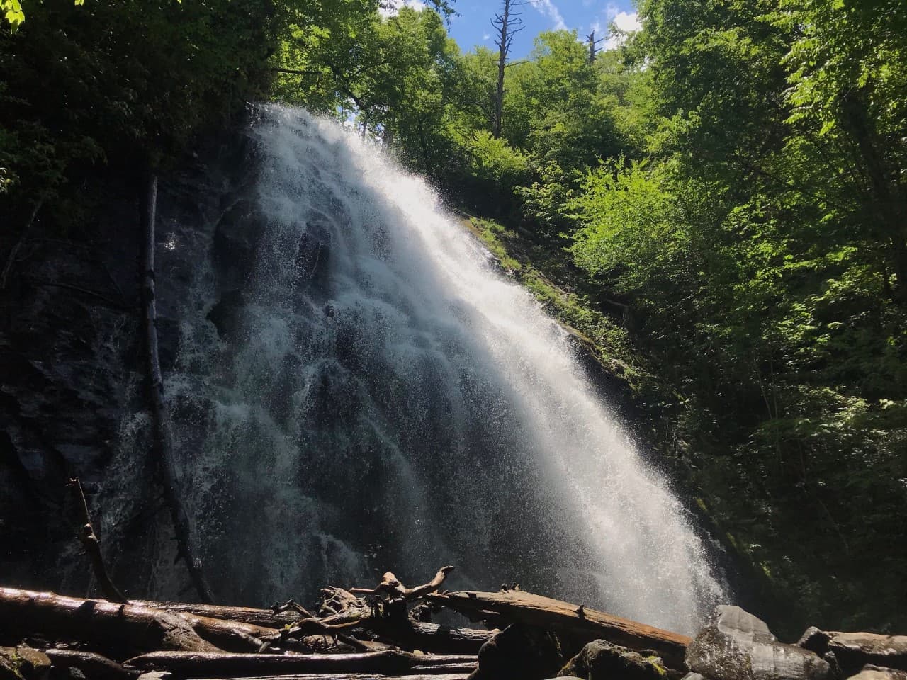 Crabtree Falls es una de las cascadas más hermosas de Carolina del Norte, especialmente a lo largo de Blue Ridge Parkway.
<br>
<br>
<b><a href="https://goo.gl/maps/ts91eRoMb2ac3tuQA">Cómo llegar</a></b>