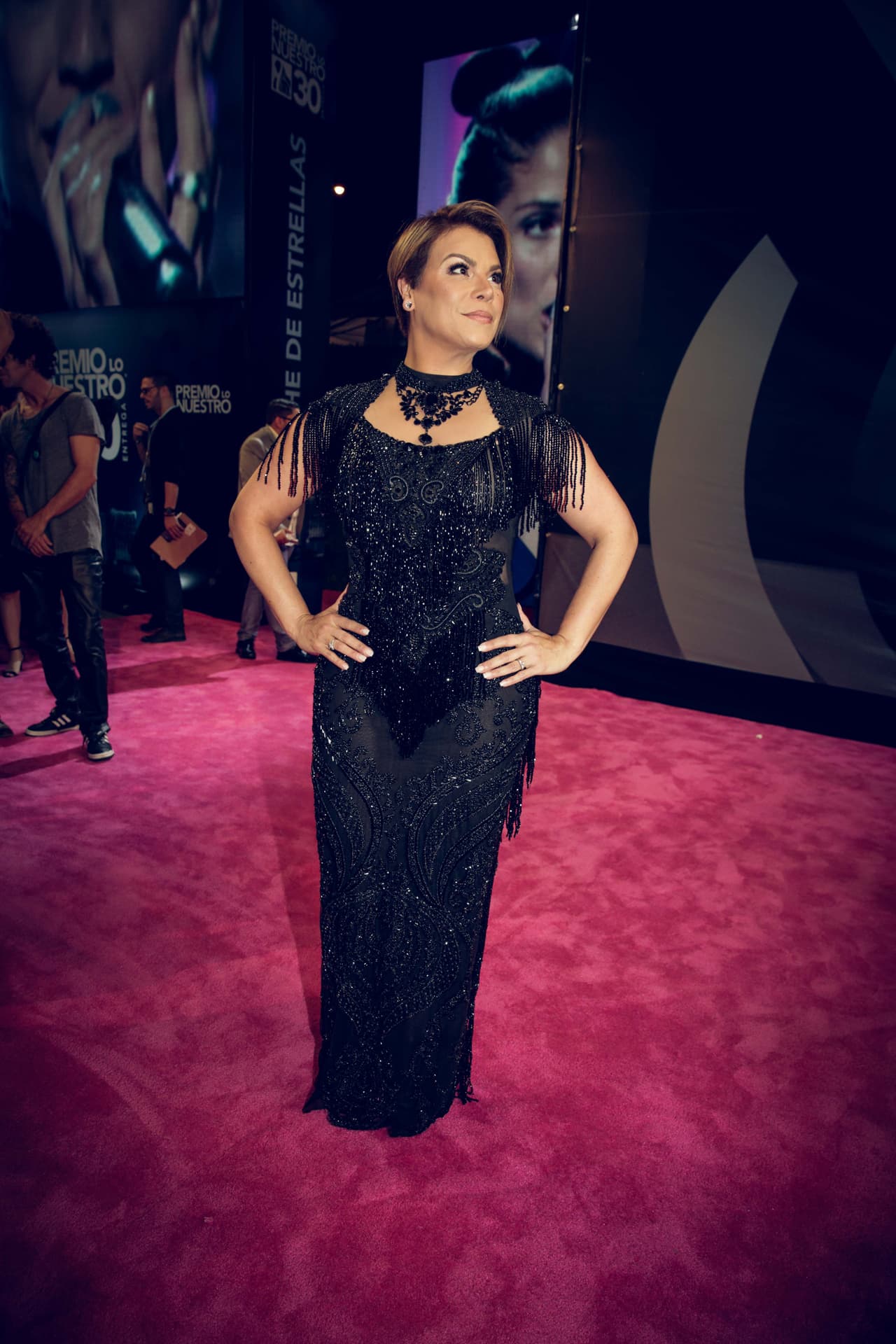 Olga Tañón muy elegante en un traje negro de la dominicana Gianina Azar.