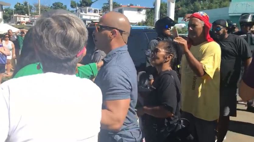Gobernadora visita a Vieques en medio de protestas