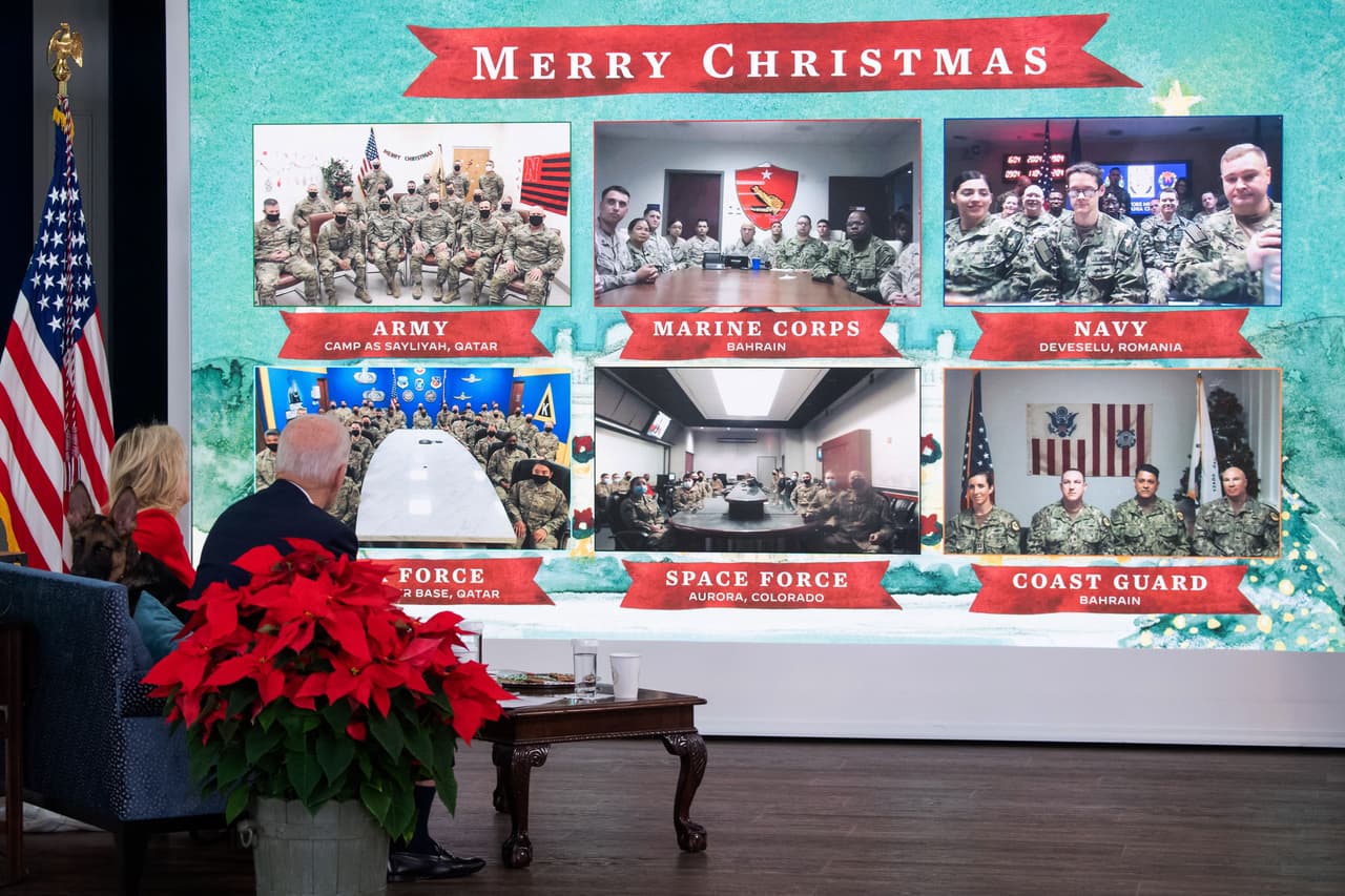 El presidente de Estados Unidos, Joe Biden, y la primera dama, Jill Biden, junto a su nuevo perro Commander, realizaron una conferencia virtual con integrantes de las Fuerzas Armadas para desearles Feliz Navidad, en su primer 25 de diciembre en la Casa Blanca.
<br>
<br>"Rezamos por aquellos que prestan servicio militar y sus familias, y les agradecemos por su servicio y sacrificio", señalaron en un comunicado. También recordaron a todos aquellos que han perdido seres queridos durante la pandemia.