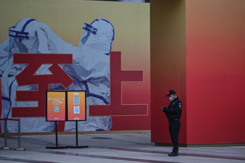 Un guardia se encuentra en la entrada de una exposición del museo sobre la lucha de China contra el Covid-19 durante una visita de miembros del equipo de la Organización Mundial de la Salud (OMS) que investiga los orígenes de la pandemia del Covid-19 en Wuhan, provincia central de Hubei en China, el 30 de enero. , 2021.