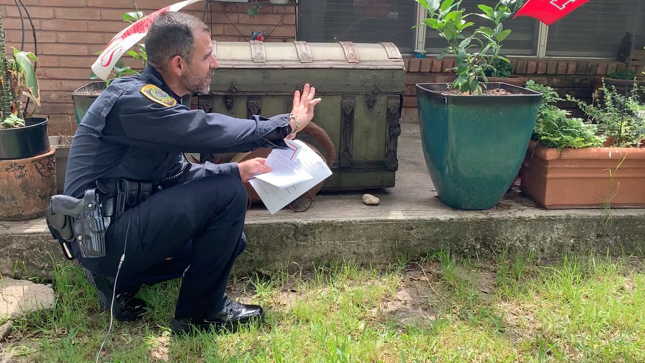 Trata de no poner objetos grandes o plantas fuera de su casa porque pueden servir como un escondite para los criminales.