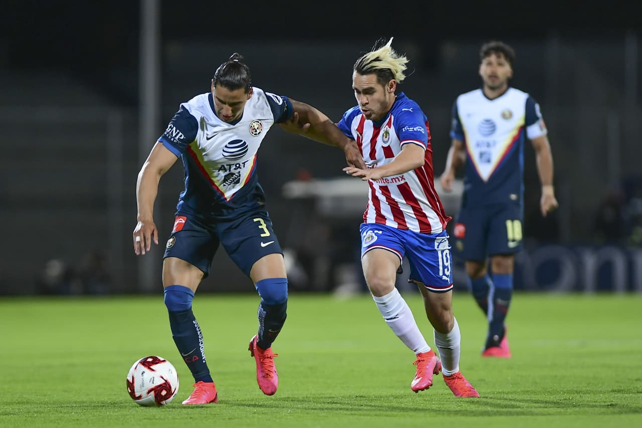 'Canelo' Angulo y Jorge Sánchez en la disputa del balón en los primeros minutos del clásico.