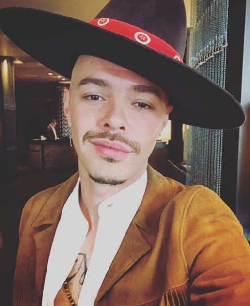 En cambio Jesse es adicto a los sombreros, y este etilo es uno de sus favoritos.