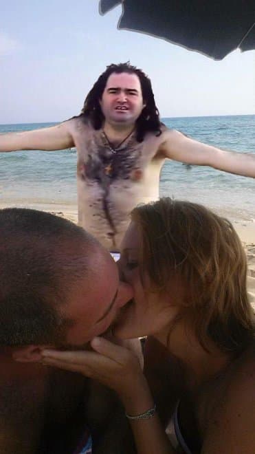 Este hombre se tomó esta foto en unas vacaciones con su novia y la subió a Reddit pidiendo ayuda para remover al niño en el background. Así reaccionó el Internet...