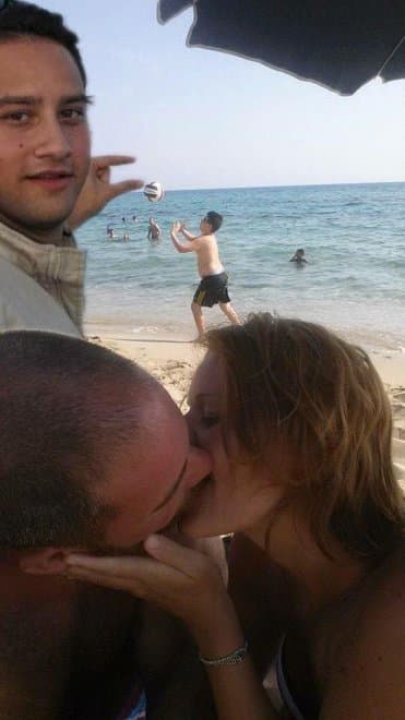 Este hombre se tomó esta foto en unas vacaciones con su novia y la subió a Reddit pidiendo ayuda para remover al niño en el background. Así reaccionó el Internet...