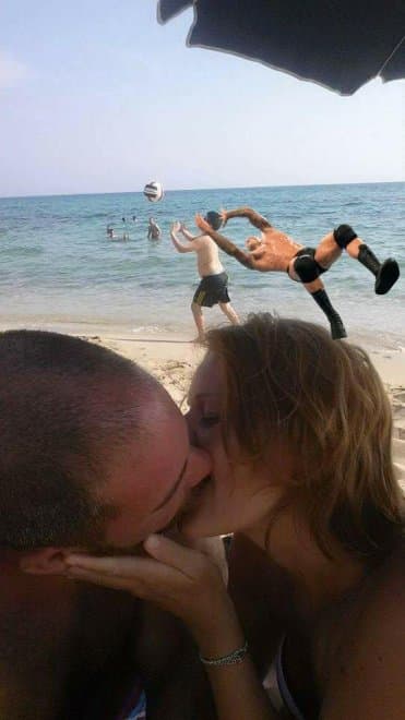 Este hombre se tomó esta foto en unas vacaciones con su novia y la subió a Reddit pidiendo ayuda para remover al niño en el background. Así reaccionó el Internet...