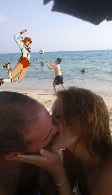Este hombre se tomó esta foto en unas vacaciones con su novia y la subió a Reddit pidiendo ayuda para remover al niño en el background. Así reaccionó el Internet...