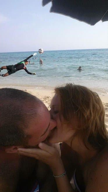 Este hombre se tomó esta foto en unas vacaciones con su novia y la subió a Reddit pidiendo ayuda para remover al niño en el background. Así reaccionó el Internet...