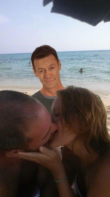 Este hombre se tomó esta foto en unas vacaciones con su novia y la subió a Reddit pidiendo ayuda para remover al niño en el background. Así reaccionó el Internet...