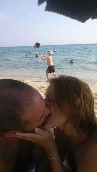 Este hombre se tomó esta foto en unas vacaciones con su novia y la subió a Reddit pidiendo ayuda para remover al niño en el background. Así reaccionó el Internet...