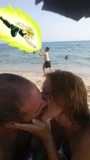 Este hombre se tomó esta foto en unas vacaciones con su novia y la subió a Reddit pidiendo ayuda para remover al niño en el background. Así reaccionó el Internet...