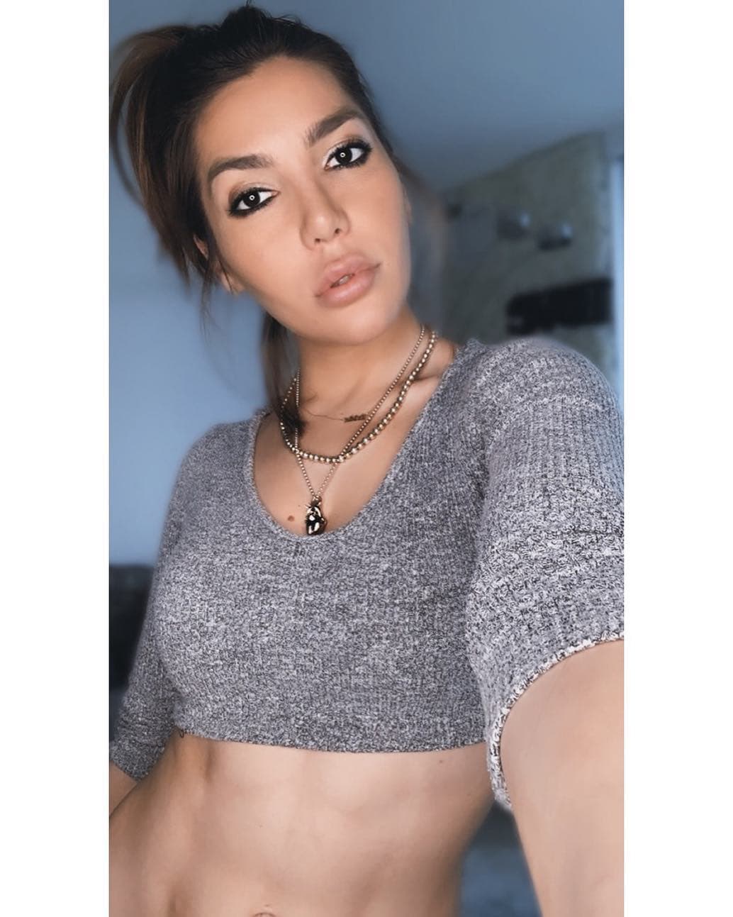 "Si tuviera cerebro, no crees que hubiera contestado como toda 'una dama con inteligencia' no sé, piénsalo, porque ella si calladita se ve más bonita y lo bonita que tiene, desgraciadamente, lo lleva por fuera. Podrida, vacía y sin corazón por dentro", apuntó.