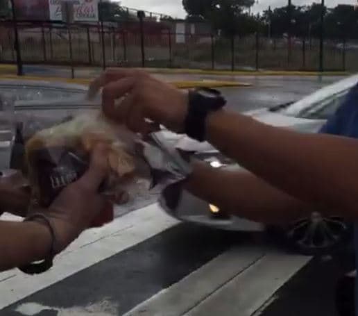 A lo largo y ancho de Puerto Rico se comparten imágenes de las personas felicitando a la Policía y brindándoles agua y otros suministros en agradecimiento a la gran labor que han realizado.