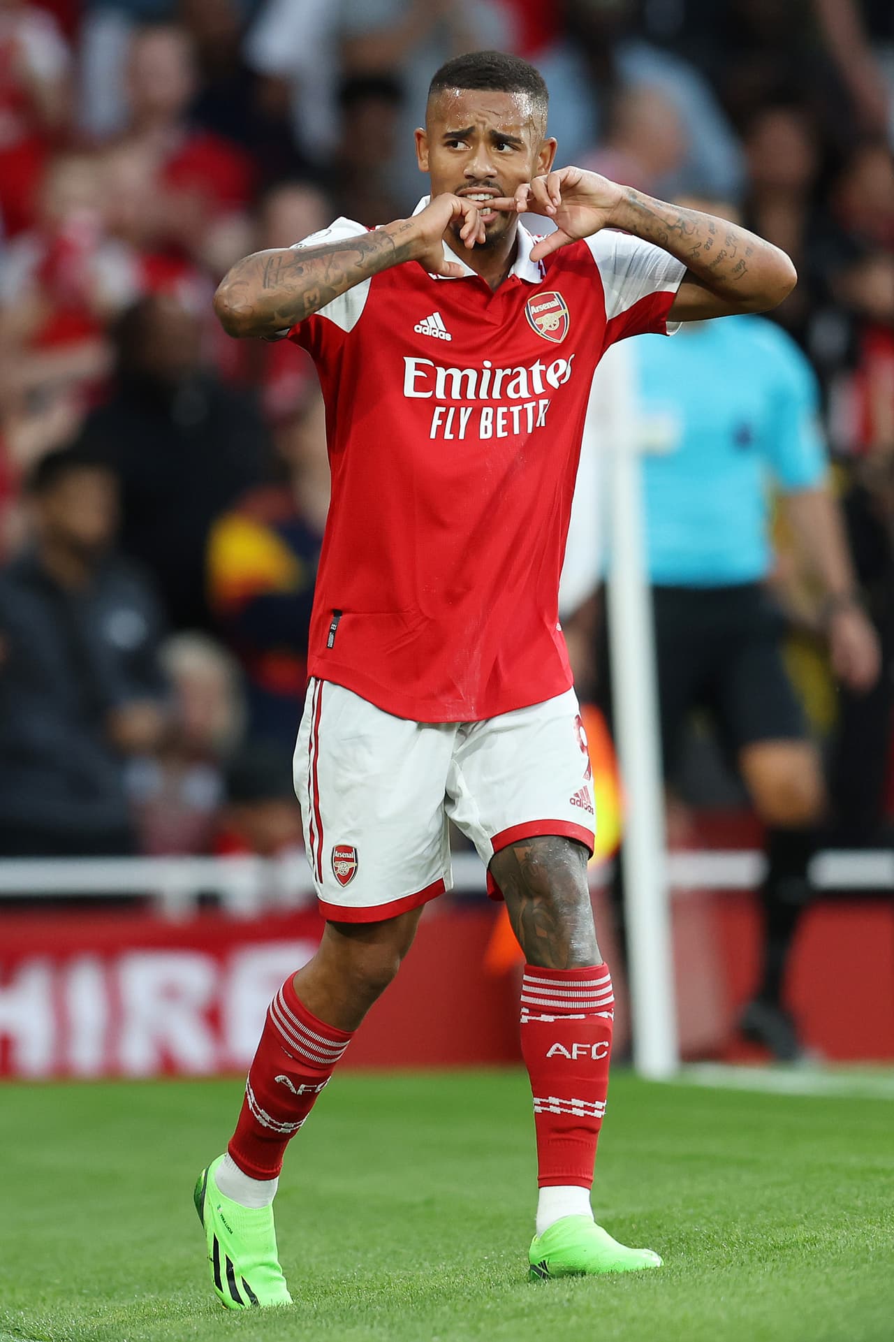 Arsenal superó por 2-1 al Aston Villa.