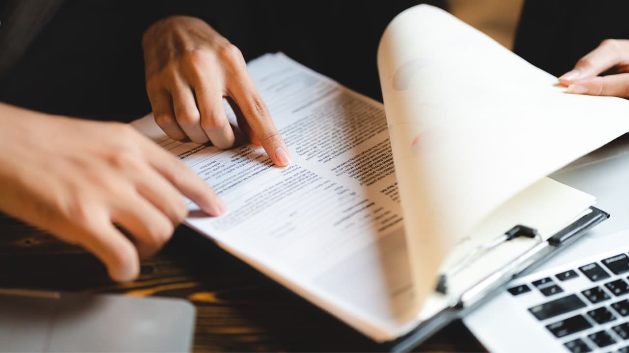 <h3 class="cms-H3-H3">Verifica licencia y estatus en Texas</h3> Este paso es obligatorio
<b> antes de pagar una consulta. </b>Según 
<i>State Bar of Texas</i>, cualquier persona 
<b>puede revisar la licencia, el estatus y, cuando existe, la disciplina pública de un abogado</b> en su directorio oficial en español 👉🏻 
<a href="https://www.texasbar.com/AM/Template.cfm?Section=Find_A_Lawyer&Template=/CustomSource/MemberDirectory/Search_Form_Client_Main_spanish.cfm" target="_blank"> haz clic aquí</a>
<br>La misma institución publica 
<i>Ineligible Attorney List</i>, que se actualiza seguido y 
<b>muestra a abogados que no pueden ejercer 👉🏻</b>
<a href="https://www.texasbar.com/AM/Template.cfm?Section=Ineligible_Attorney_List1" target="_blank"> haz clic aquí</a>
<br>Si el abogado afirma ser 
<i>board certified</i> (eertificado por especialidad), 
<b>esa información debe comprobarse. </b>
<br>Según 
<i>Texas Board of Legal</i> Specialization, 
<b>solo quienes aparecen en su base oficial cuentan con esa certificación 👉🏻 </b>
<a href="https://www.tbls.org/findlawyer" target="_blank">haz clic aquí</a>