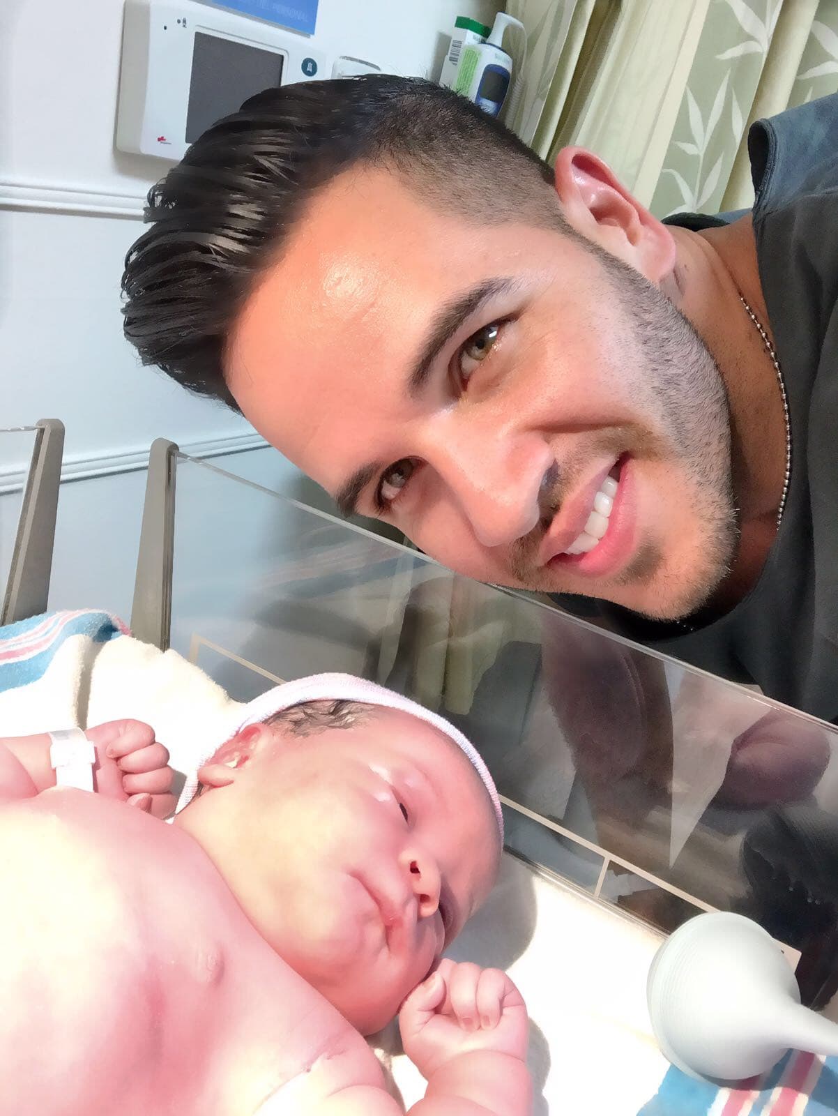 ¡Qué imagen más bella! Nuestro chef al fin pudo conocer la carita de su bebé.