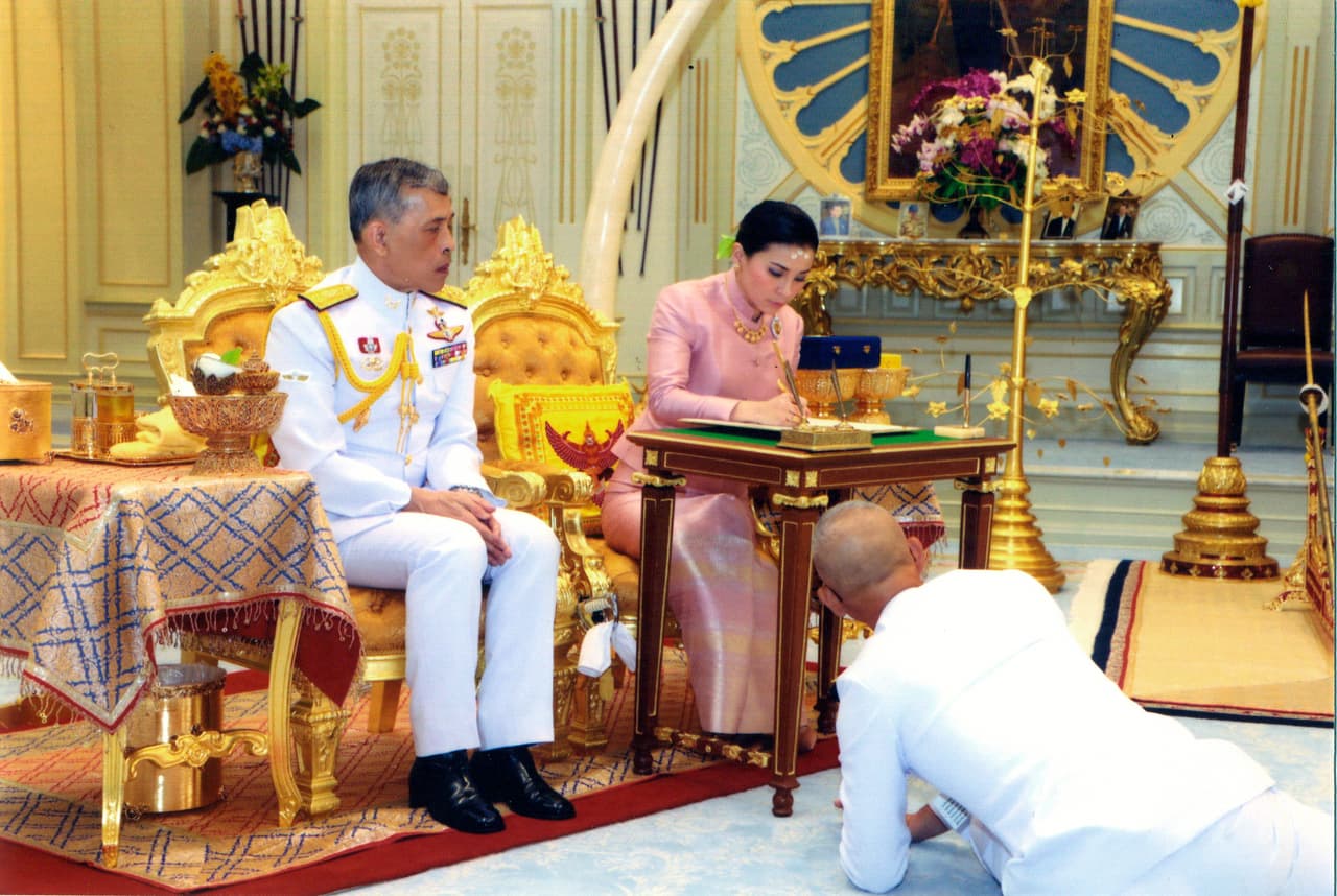 La pareja firmó el libro de registros y fueron testigos la hermana del rey, la princesa Sirindhorn, y el titular de la corte Prem Tinsulanonda. También asistieron el primer ministro Prayuth Chan-ocha y otros funcionarios.