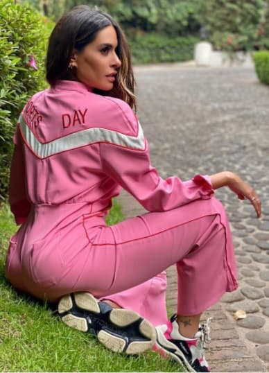 Esta es otra muestra de su don para combinar ropa deportiva. Claro que los protagonistas del look fueron sus tenis Balenciaga.