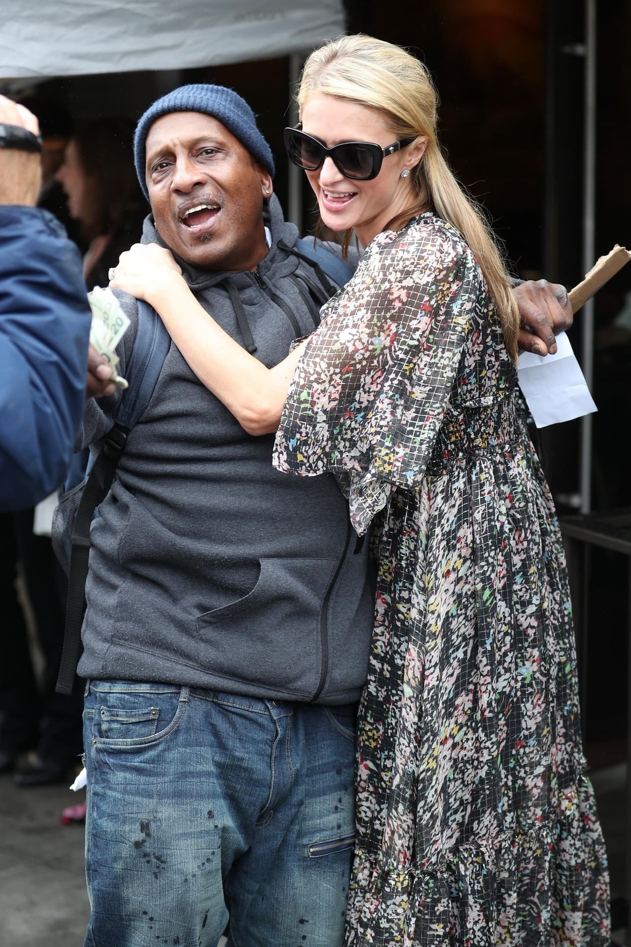 La rubia le dio al hombre unos 80 dólares y también lo abrazó.