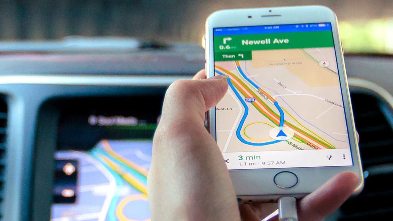 <b>Utiliza la tecnología</b>
<br>
<b>Algunas apps son útiles para ayudarte a monitorear el consumo</b> de combustible o encontrar la mejor ruta a tu destino.