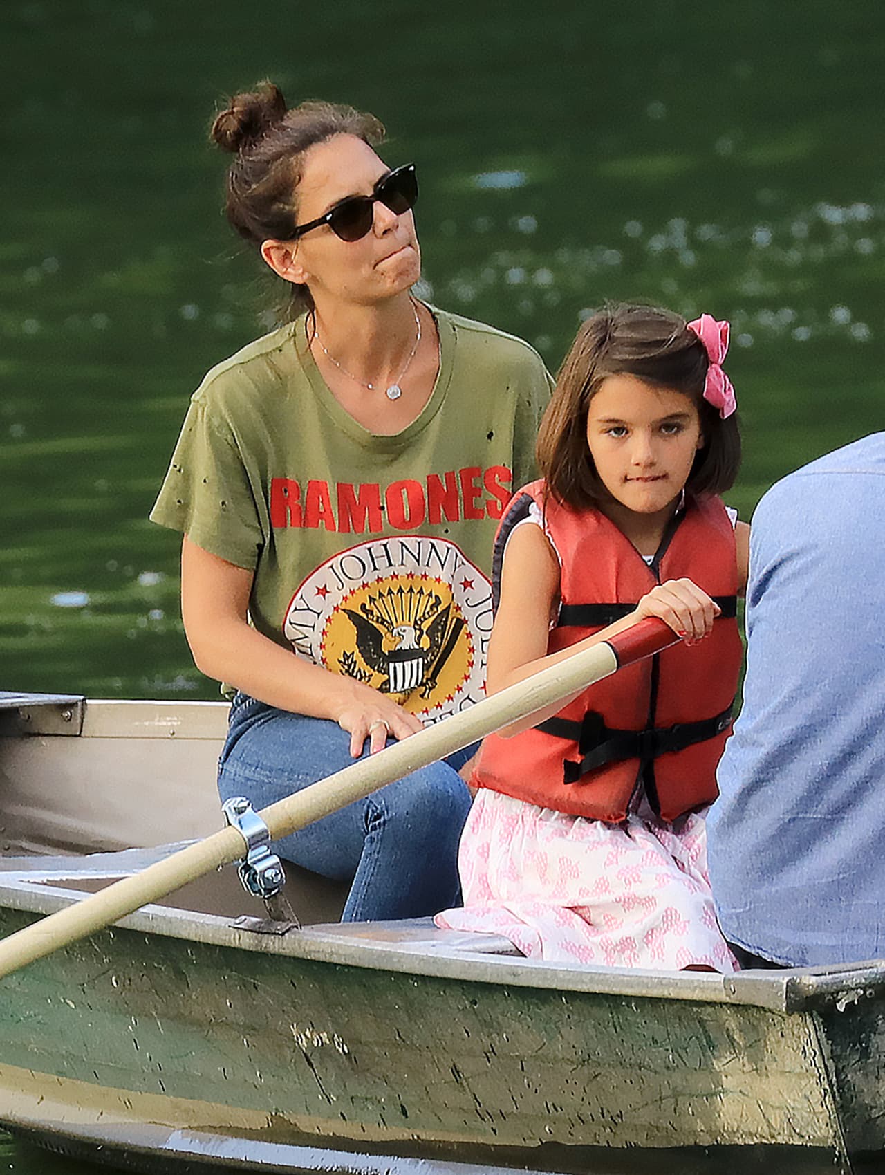 Cantemos a Suri la de 
<i>Row, row, row your boat...</i>