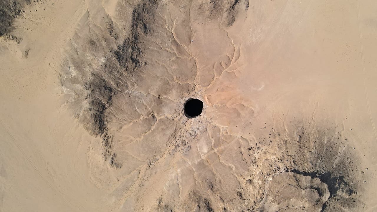 Una vista aérea muestra el Pozo de Barhout conocido como el "Pozo del Infierno" en el desierto de la provincia de Al-Mahra en Yemen.