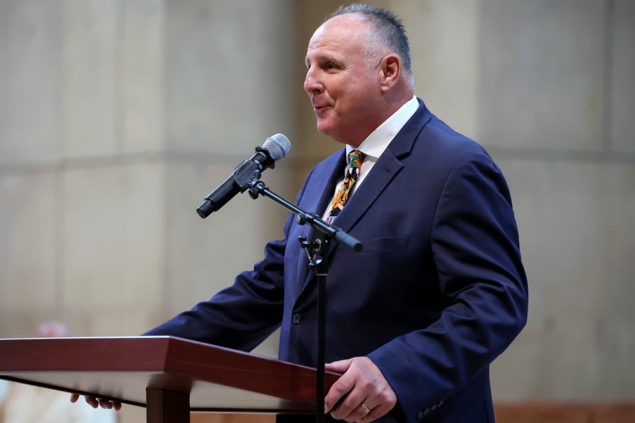 Mike Scioscia, quien fue receptor de Valenzuela en muchos de sus partidos más destacados, dijo que "Fernando tenía un asiento en primera fila, perfecto desde el cielo", recordando cómo, aunque Valenzuela no estaba físicamente presente, su espíritu estaba allí, celebrando con los Dodgers su reciente victoria en la Serie Mundial.