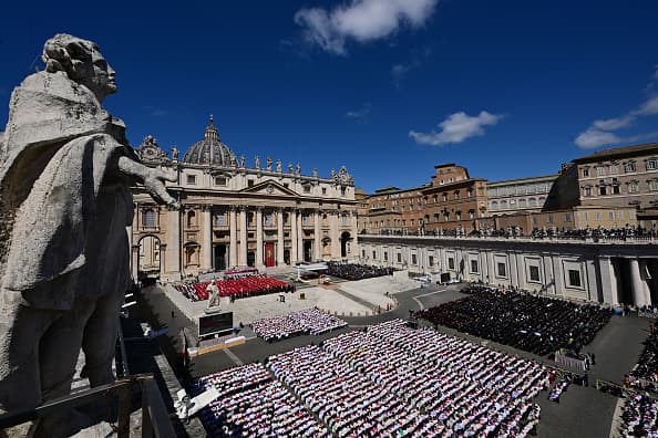 Líderes de la Iglesia católica y sacerdotes y monjas de todo el mundo acudieron al funeral del papa Francisco en el Vaticano este 26 de abril de 2025. La plaza de San Pedro fue el escenario para la misa de despedida del pontífice.