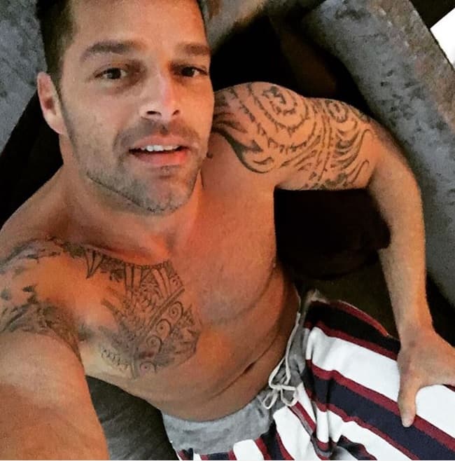 Bien dicen que algunos hombres cuando se ponen maduritos se ven mejor y este es el caso del cantante.