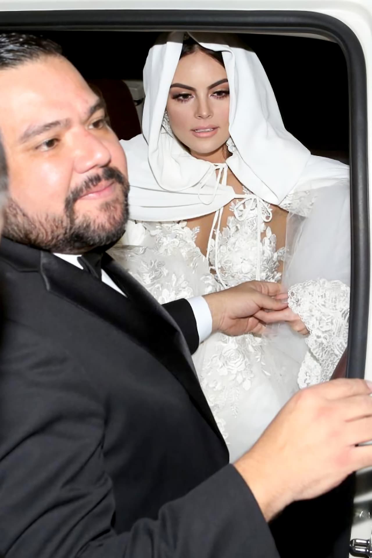 El vestido de 
<b><a href="http://www.univision.com/temas/ximena-navarrete">Ximena</a></b> estuvo a cargo del diseñador mexicano 
<b>Benito Santos</b>. ¿Cuál boda te parece más romántica?