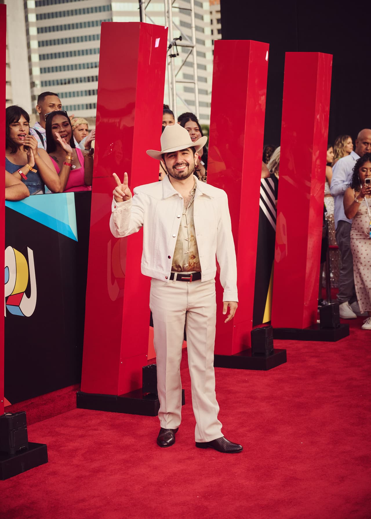 <b>Joss Favela</b> se dejó ver con un outfit relajado en tonos claros.