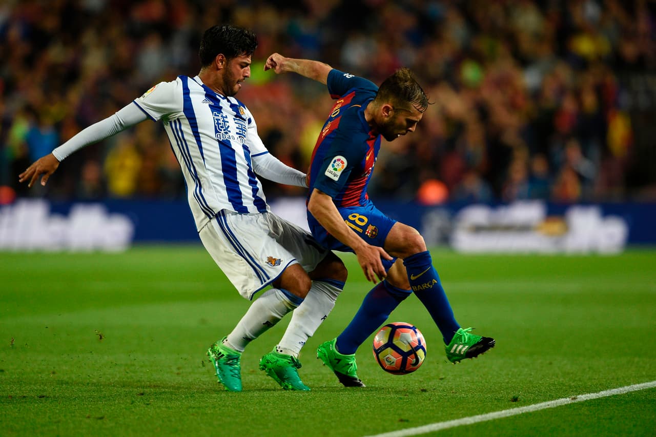 Para la temporada 2016/2017, marcó 10 goles y de nuevo el equipo volvió a competencias europeas en Europa League, pero Vela cada vez perdía más protagonismo.