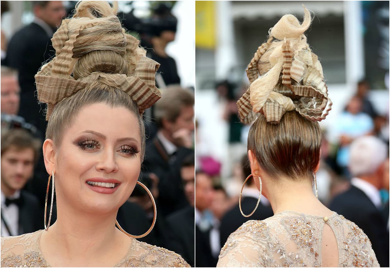 Postizos en dos tonos rubios, uno más claro que el otro, le sirvieron al estilista de Elena para crear este peinado. Además marcaron y crearon textura de zigzag en el pelo con ayuda de una waflera. En cuanto al maquillaje eligió uno en tono marrones bastante neutro, en donde gracias a las pestañas XL destacan aún más sus lindos ojos.