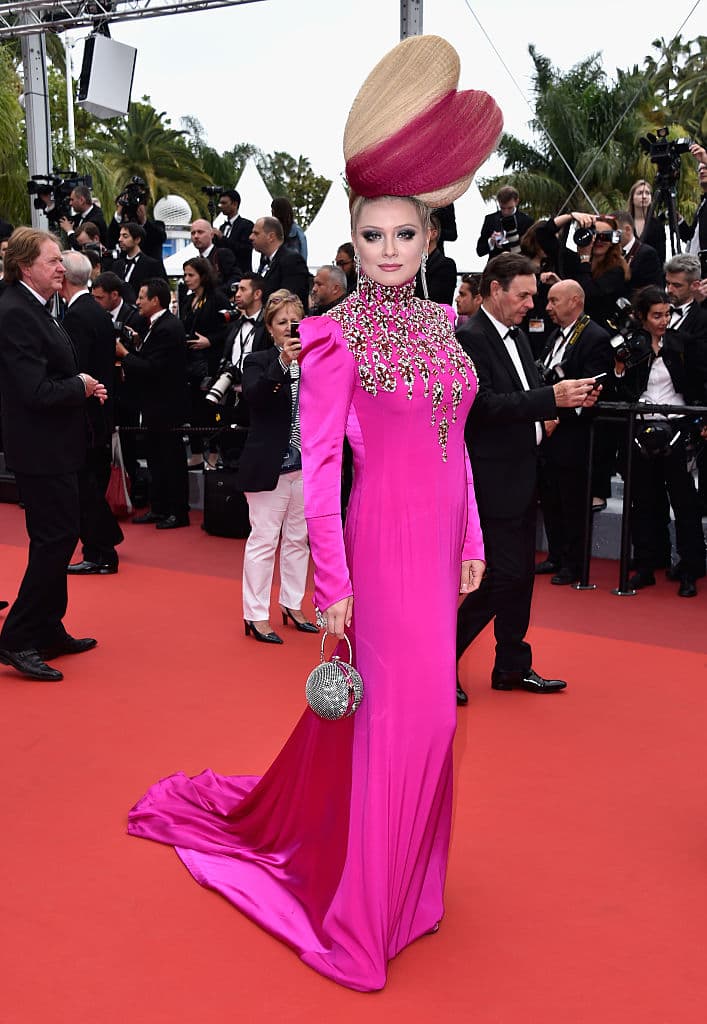 Un enorme peinado en forma de corazón decora la cabeza de la también presentadora de televisión. El color rosa combina a la perfección con el tono de su vestido, y deja más que claro que le gusta este color. El maquillaje es mucho más cargado en los ojos, que en otras ocasiones pero por lo menos fue lo único que decidió exagerar en su rostro.