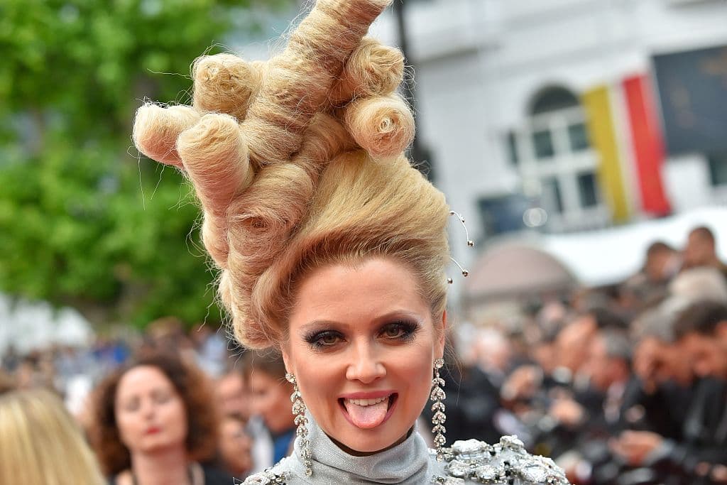 Las formas tubulares del alto peinado con el que asistió este año a la presentación del film "The BFG" nos recuerdan a los canelones dulces. Lo que es impresionante es la manera en la que logran darle volumen y movimiento a la raíz del peinado.