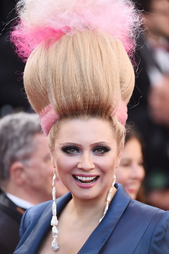 Hace un par de días Elena asistió con este look a la premier de la película “From The Land Of The Moon” en Cannes, aunque en esta ocasión su maquillaje no fue tan exagerado, su pelo con textura y mucha altura nos recuerda a un algodón de azúcar. Esperamos que la hayan sentado en la última fila, pues seguramente su peinado obstaculizaría la vista de los demás asistentes.