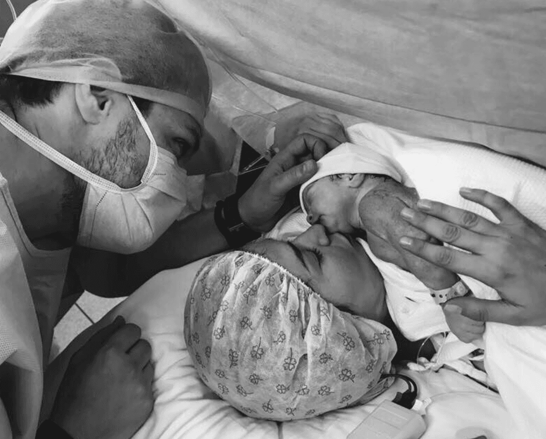 Lisa nació el 7 de julio de 2017 y Laura G compartió una tierna fotografía en la que aparece su esposo y su primogénita en sus brazos. “Bienvenida hija! Te amamos tu papá y yo”, escribió en Instagram.