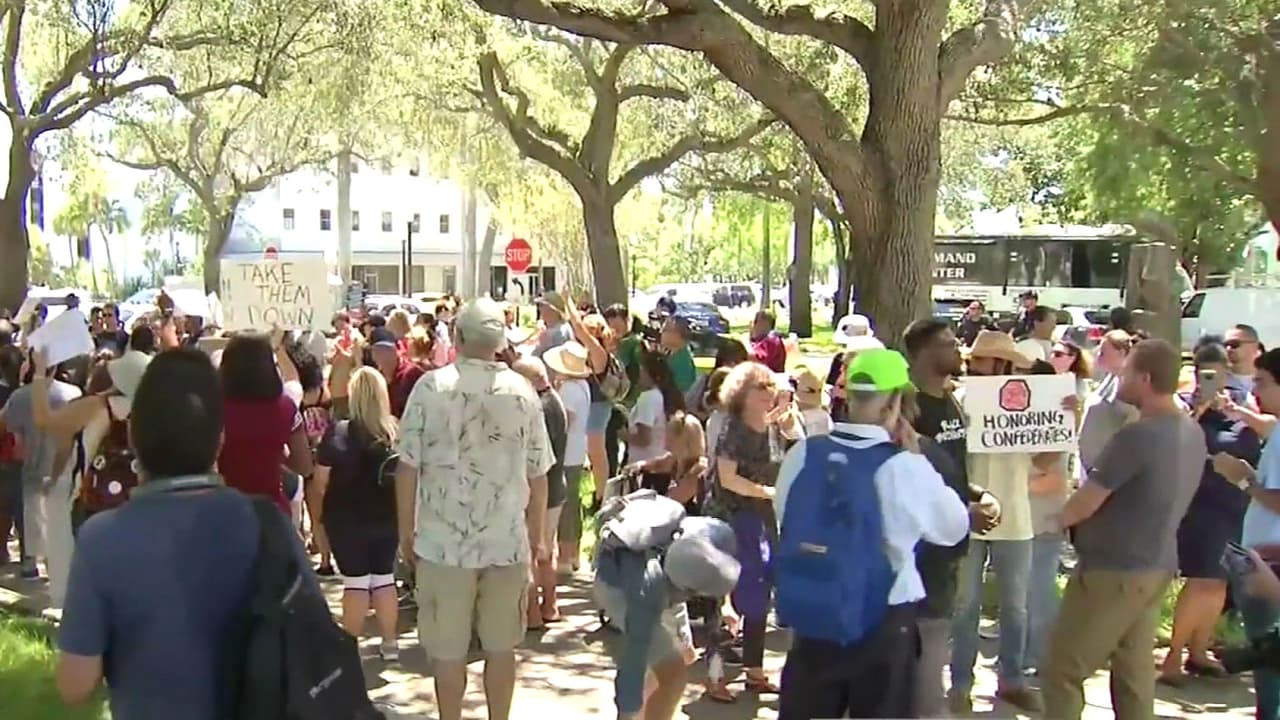 Detienen en Florida a un supremacista de origen cubano por atacar a manifestantes con una bandera confederada