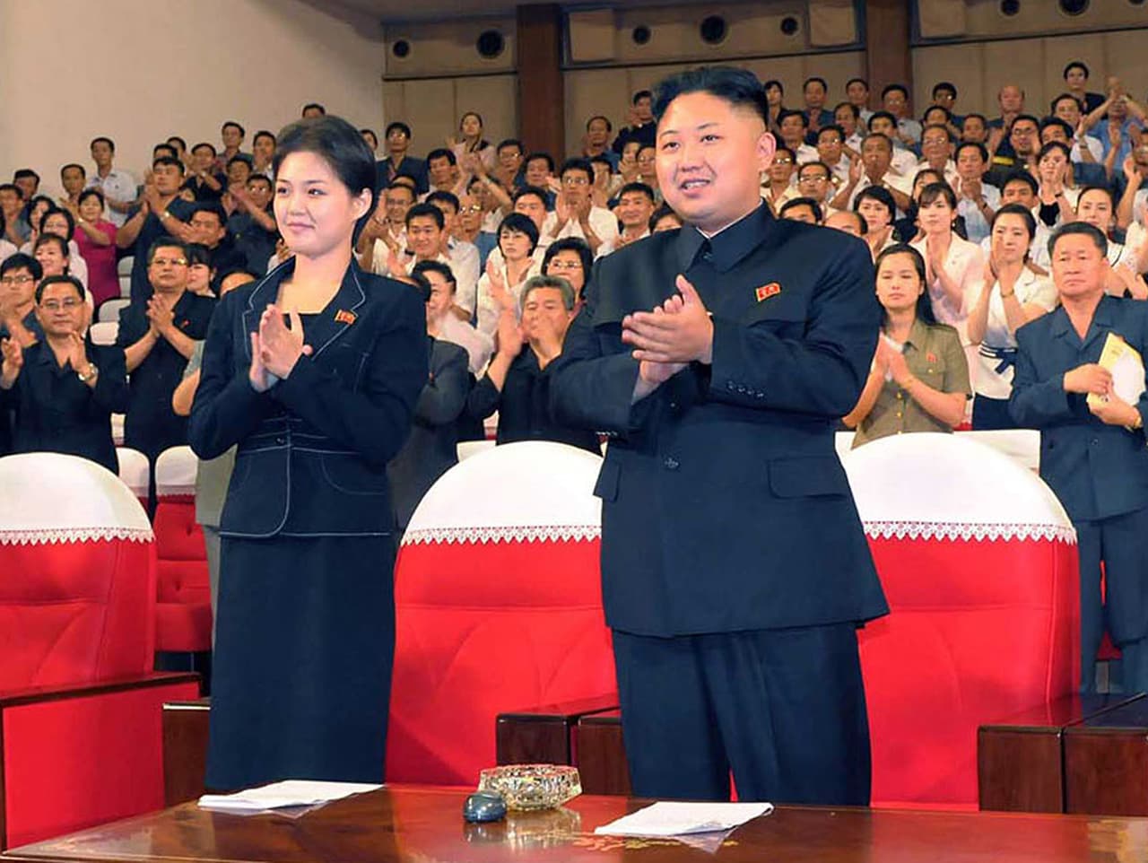Esta fotografía Kim Jong Un junto a su esposa fue tomada el 6 de julio de 2012 y publicada por agencia central coreana de noticias el 9 de julio de 2012. La televisión estatal norcoreana confirmó el 25 de julio de 2012 que el mandatario coreano está casado con Ri Sol-Ju, la mujer que se había visto varias veces a su lado en eventos públicos.